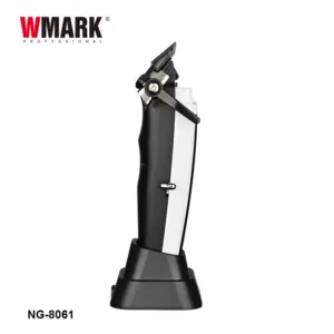 Máquina de barbería Wmark NG-8061 en base de carga, diseño ergonómico bicolor blanco y negro con palanca de ajuste lateral y cuchilla metálica.